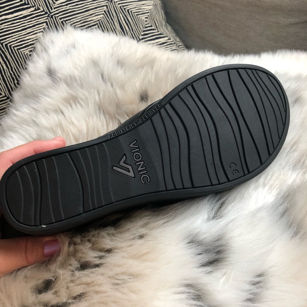 Size 7 Vionic flip flops